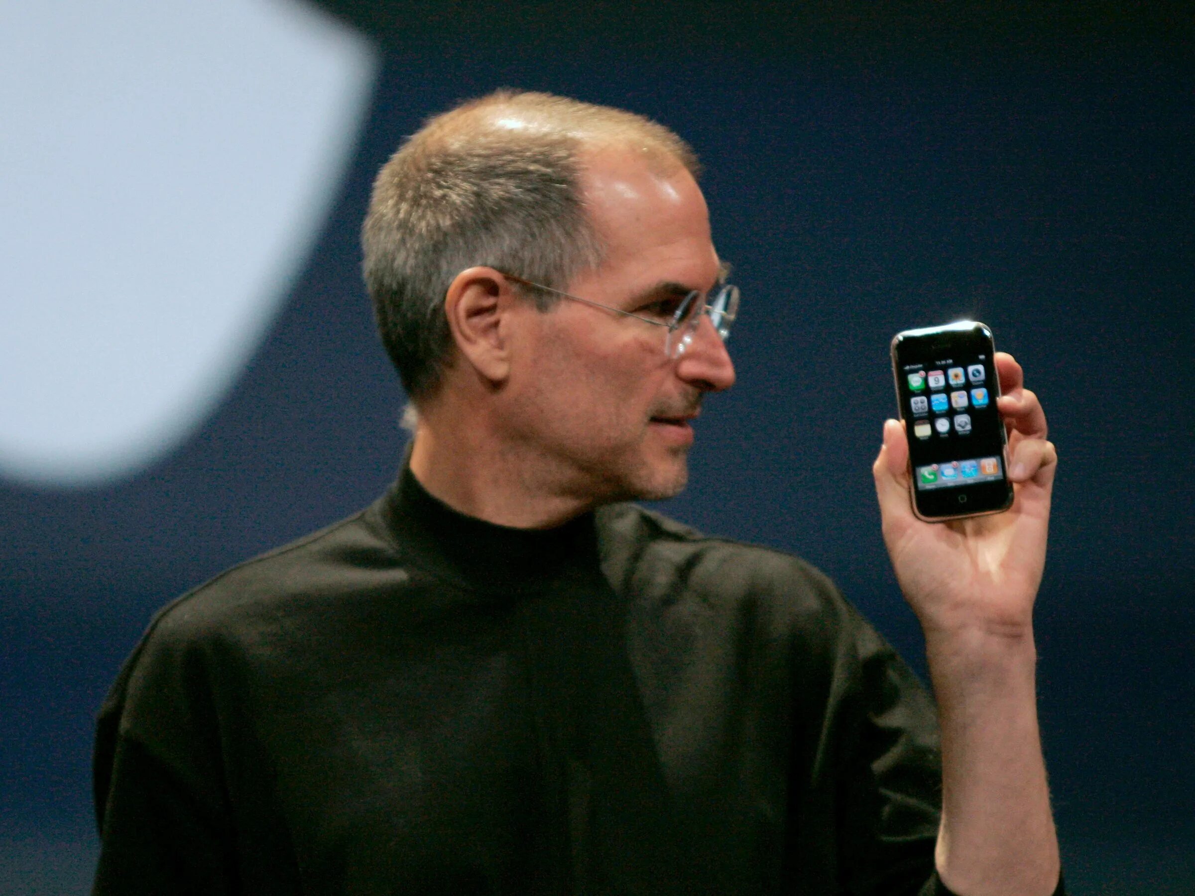 Айфон 1 поколения. Стив Джобс iphone 5. Стив Джобс с айфоном. Стив Джобс первый айфон. Стив Джобс представляет айфон.