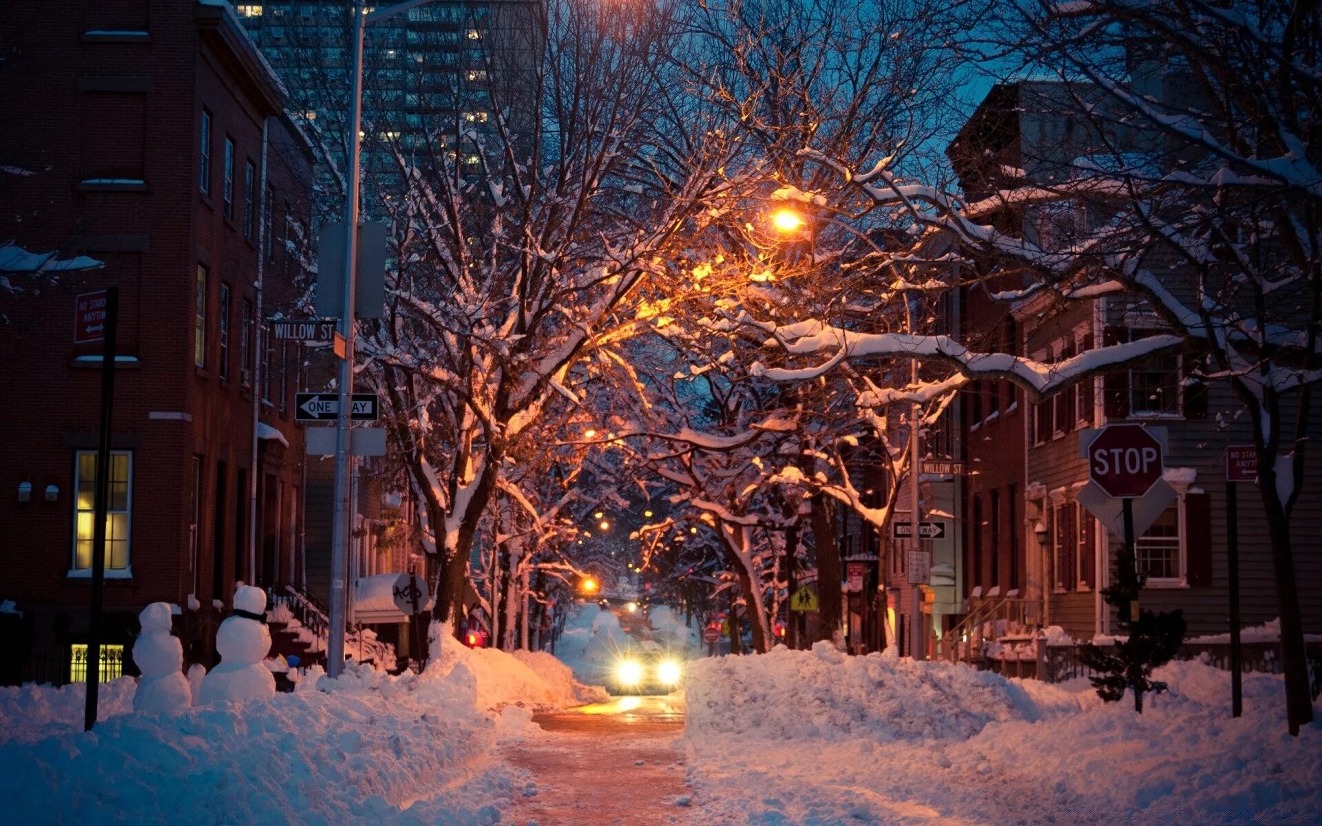 Вечер декабрь. Зимний Нью-Йорк. Зима в городе. Заснеженный город. Зимняя улица.