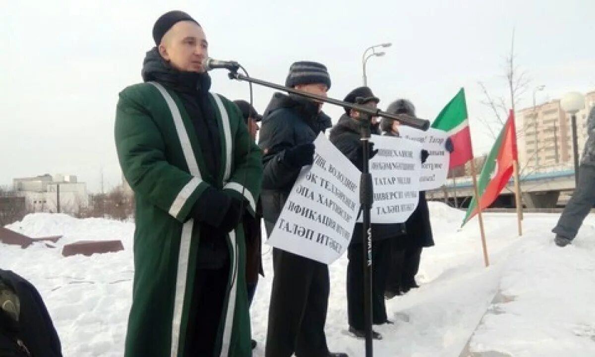 Татары против россию. Казань пикет в поддержку татарского языка. Митинг против татарского языка. Защита татарского языка. Анти татарские митинги в России.