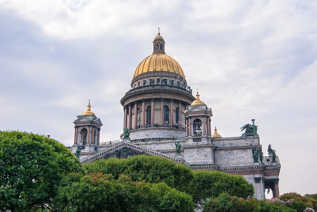 Колоннада Исаакиевского собора.