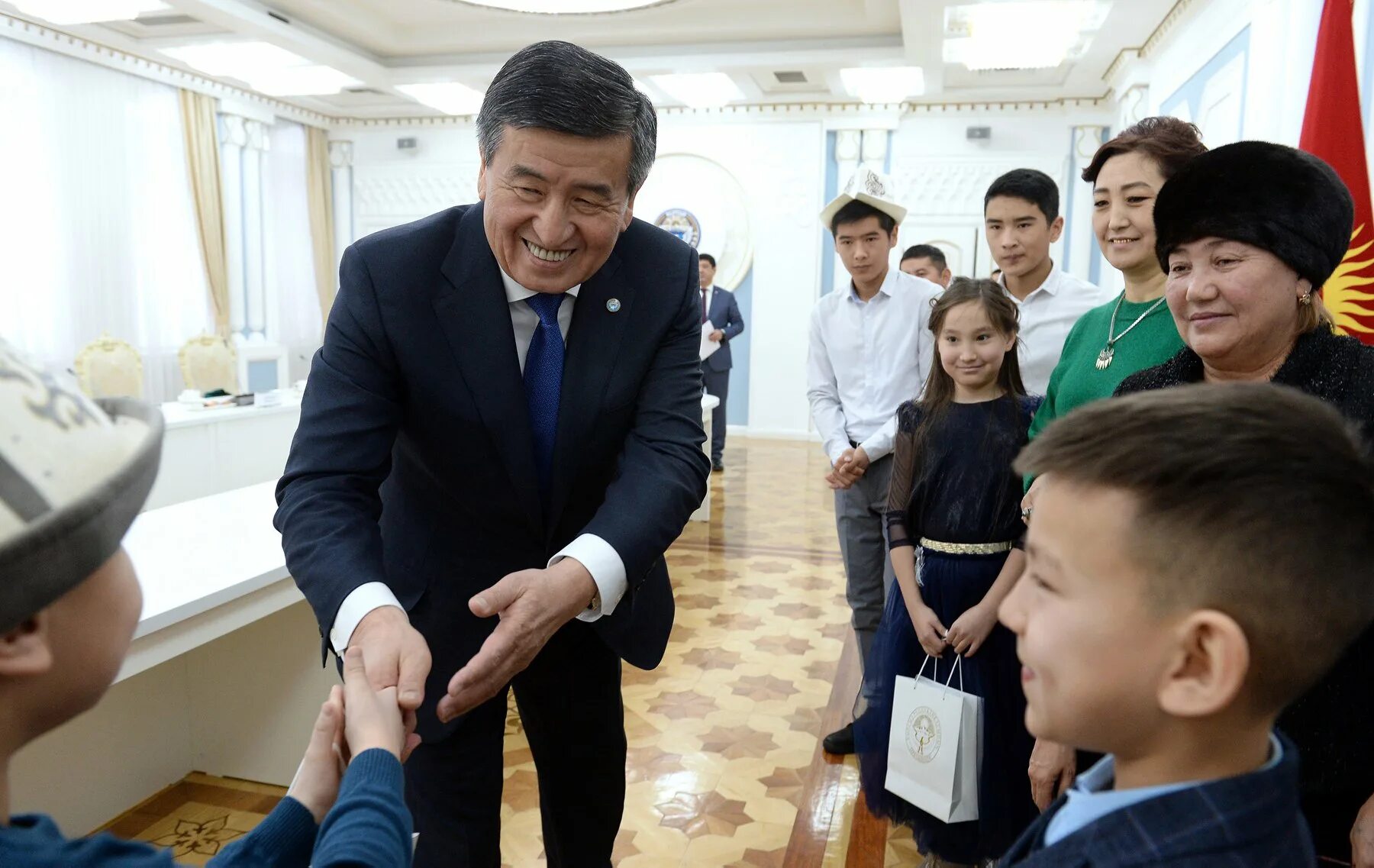 Жил кр. Государственный символ кыргызстан герб. Жээнбеков самолет. Курманбек салиевич бакиев ош. Панева 10 сыктывкар.