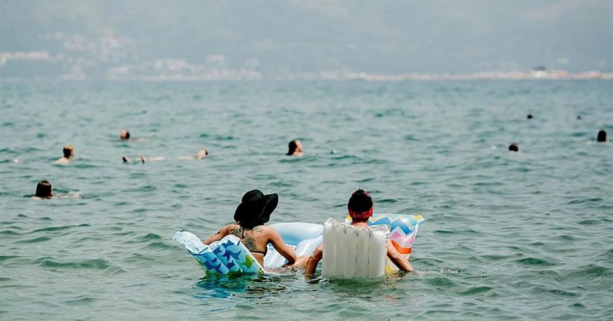 Купание в реке. Купание в море. Где купаться в море в марте. Кубанское море. Купание в море.