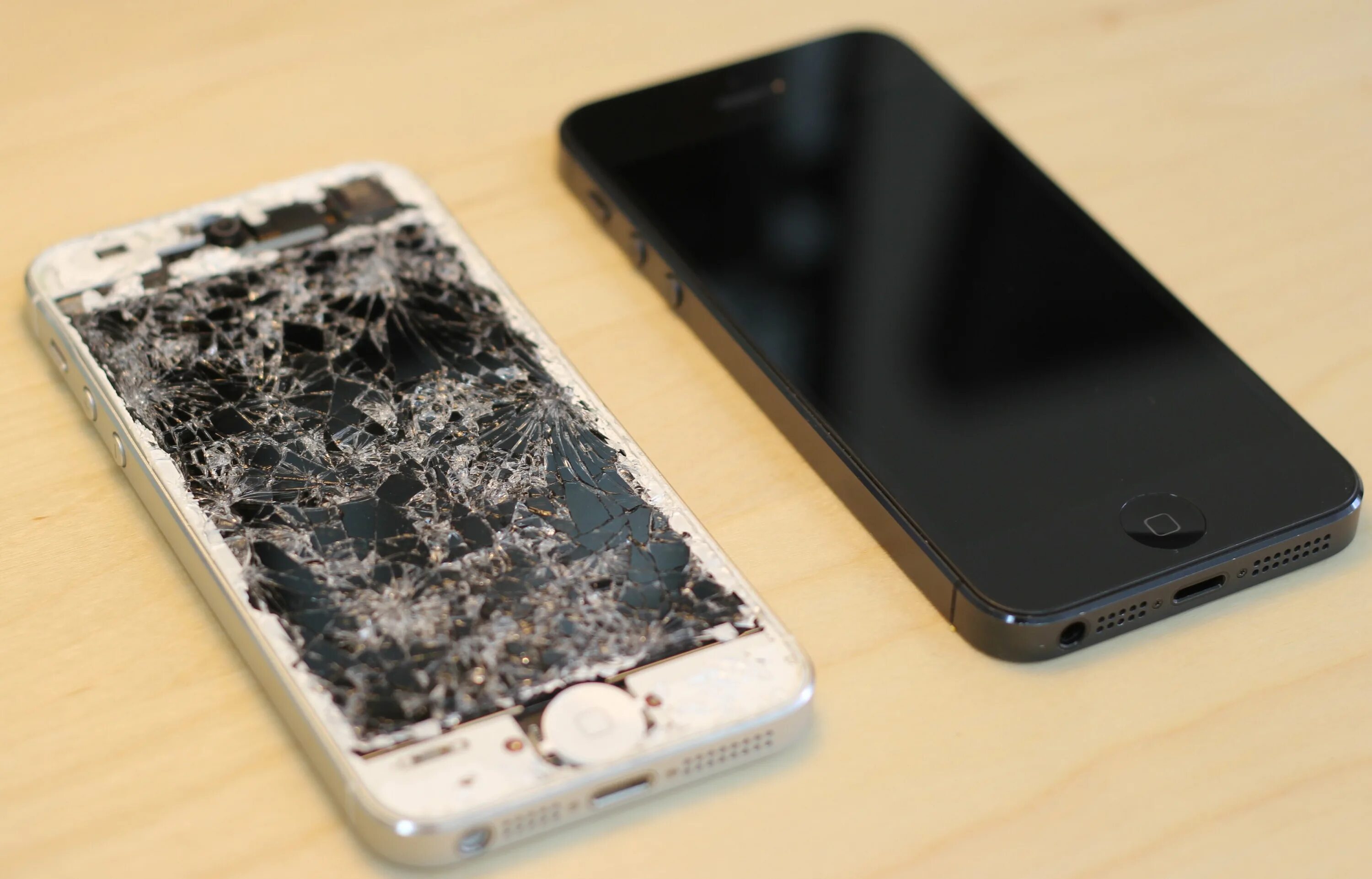 Ремонт разбитого телефона. Разбитый айфон. Разбитые айфоны. Разбитый экран iphone. Сломанный айфон.