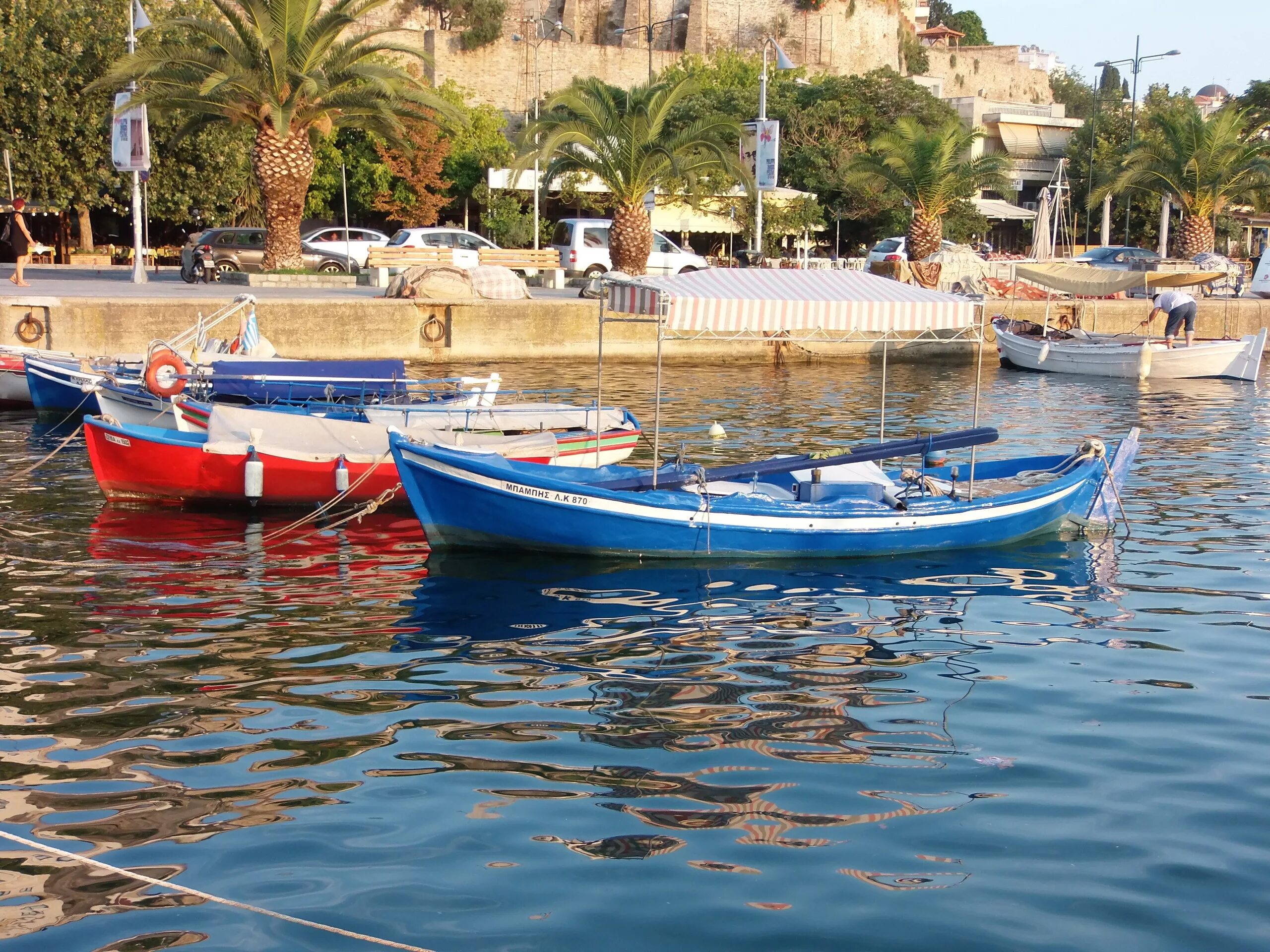 Вода на греческом. Греческая лодка. Рыбацкая лодка. Рыбацкая лодка Греция. Средиземноморская лодка.