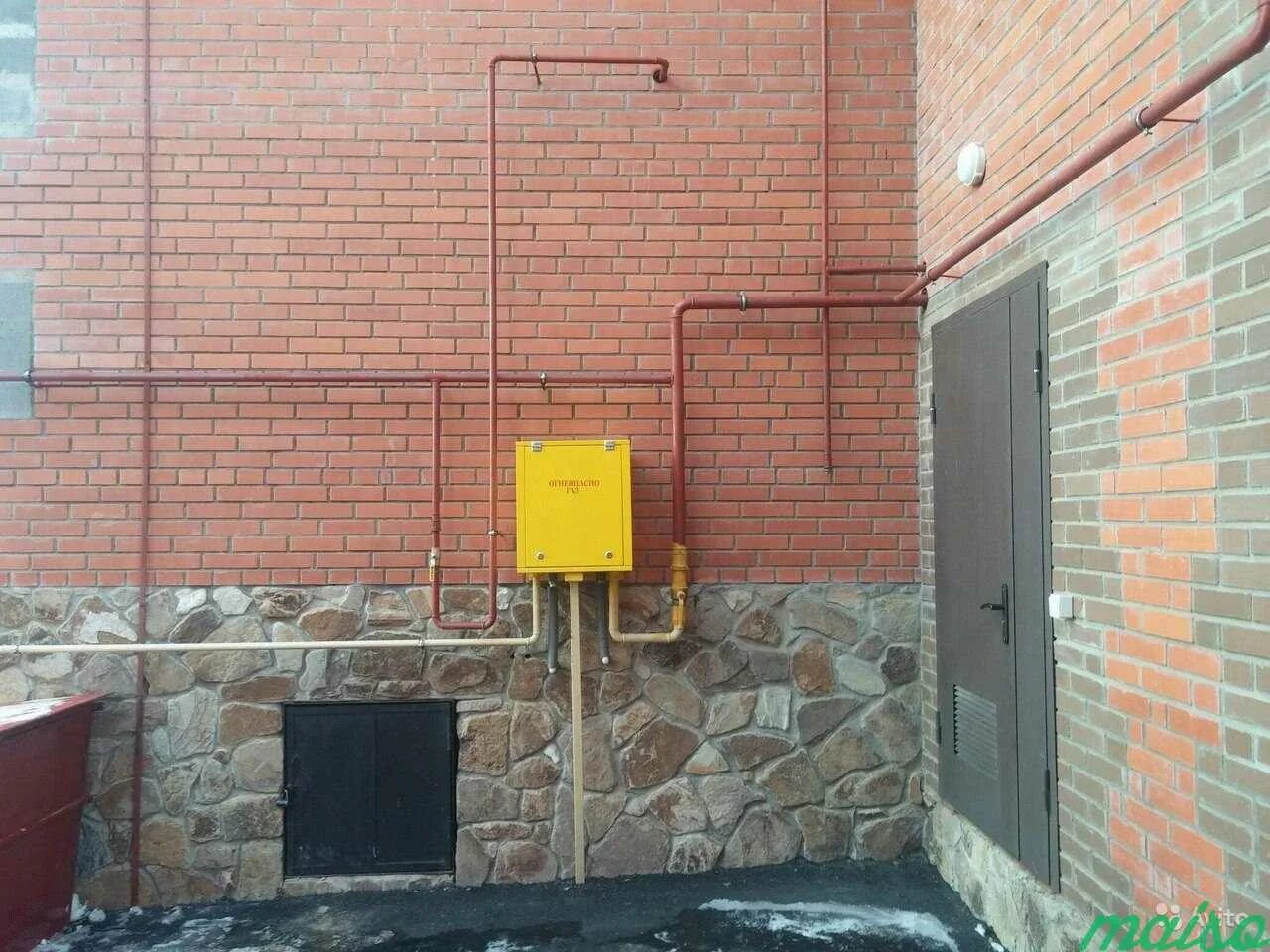 Прокладка газовой трубы в дом. Подводка газа к дому. газовая труба по фасаду. ввод газа в частный дом. газовая труба в доме.