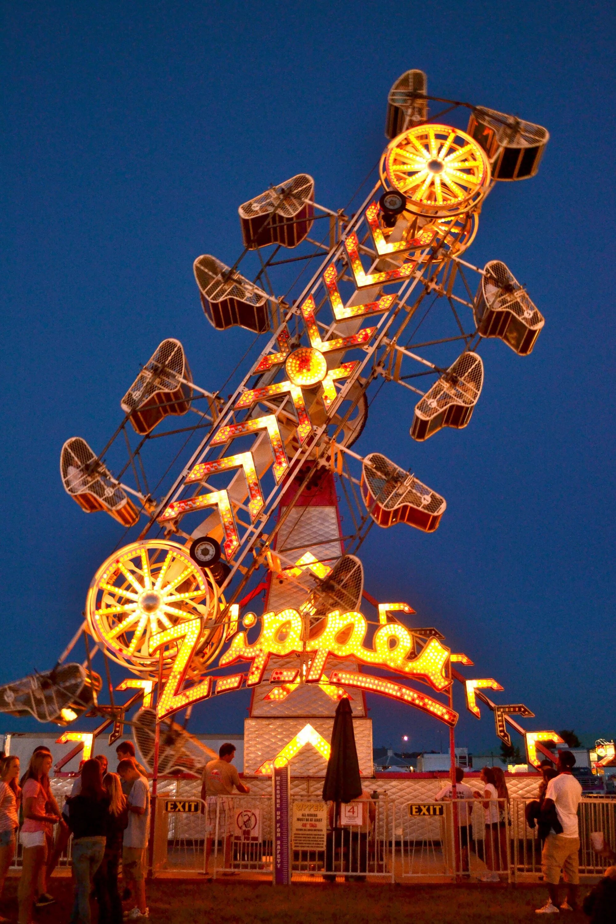 Аттракцион развлечений. Карусель Amusement Park. Бургас аттракционы. Варна аттракционы. Лунапарк в Светлогорске.