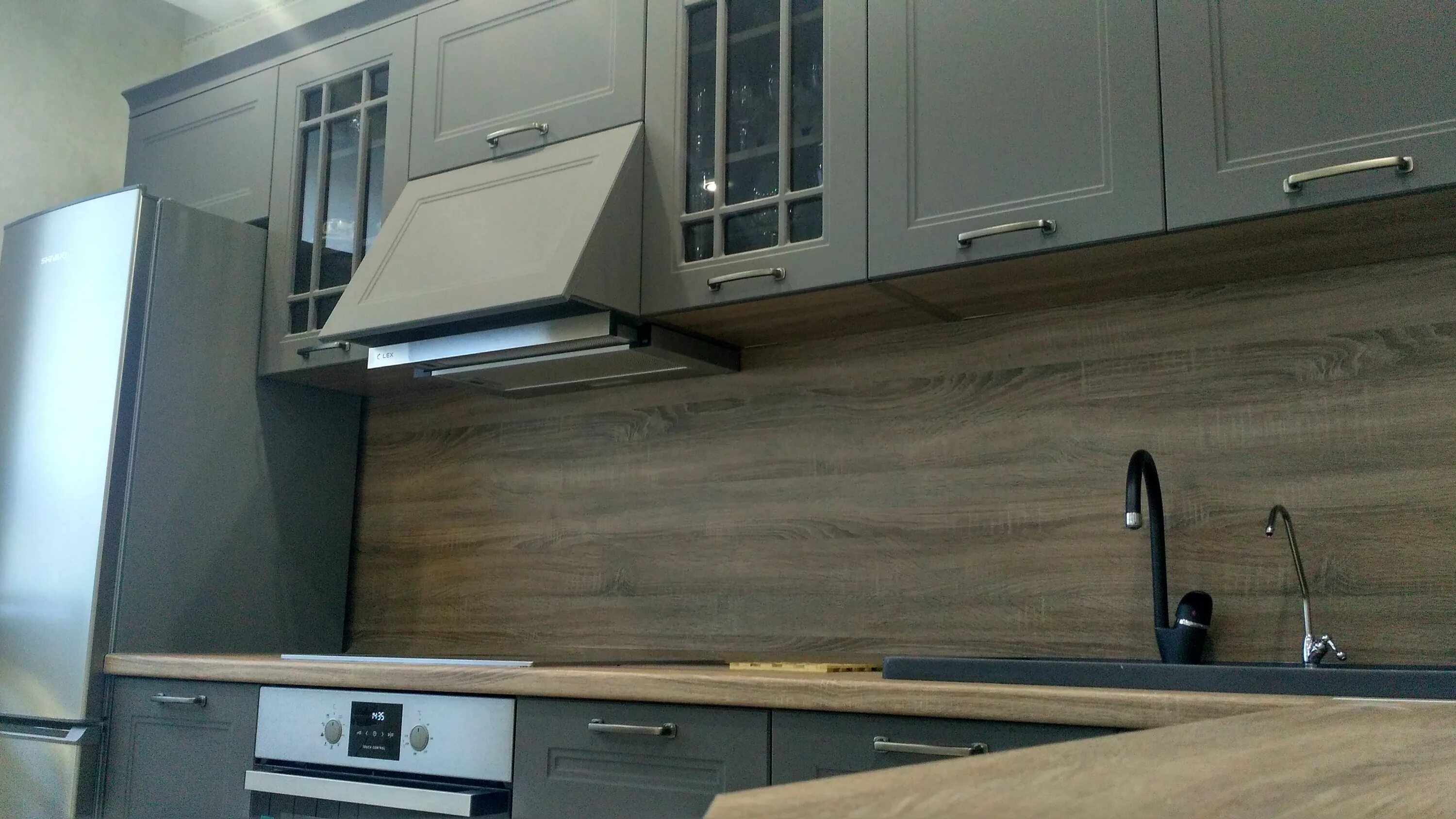 Трия кухня одри серый шелк. Кухня отзовик. Вытяжка elikor аметист 50. Кухня маелла лазурит. Кухни мария antro.