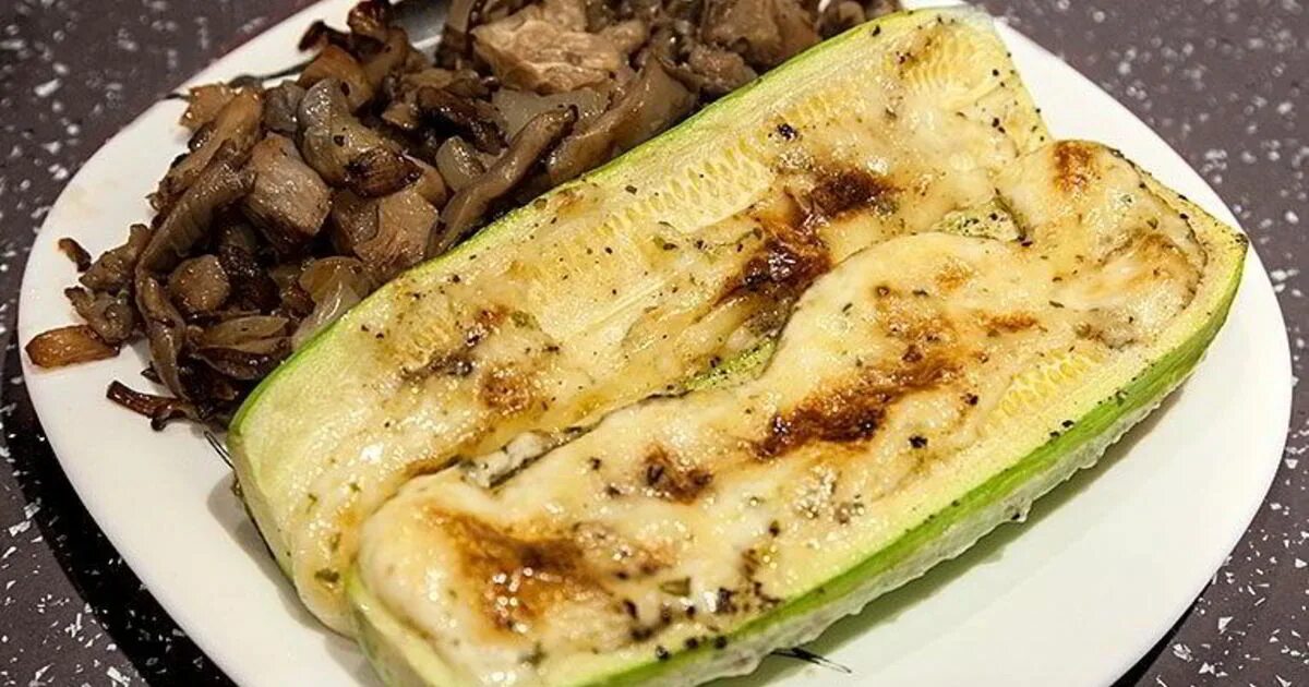 Кабачки кружочками в духовке. Кабачки под сыром в духовке. Фаршированные кабачки в духовке со сметаной. Кабачки без сметаны. Запеканка кабачки капуста сметана.