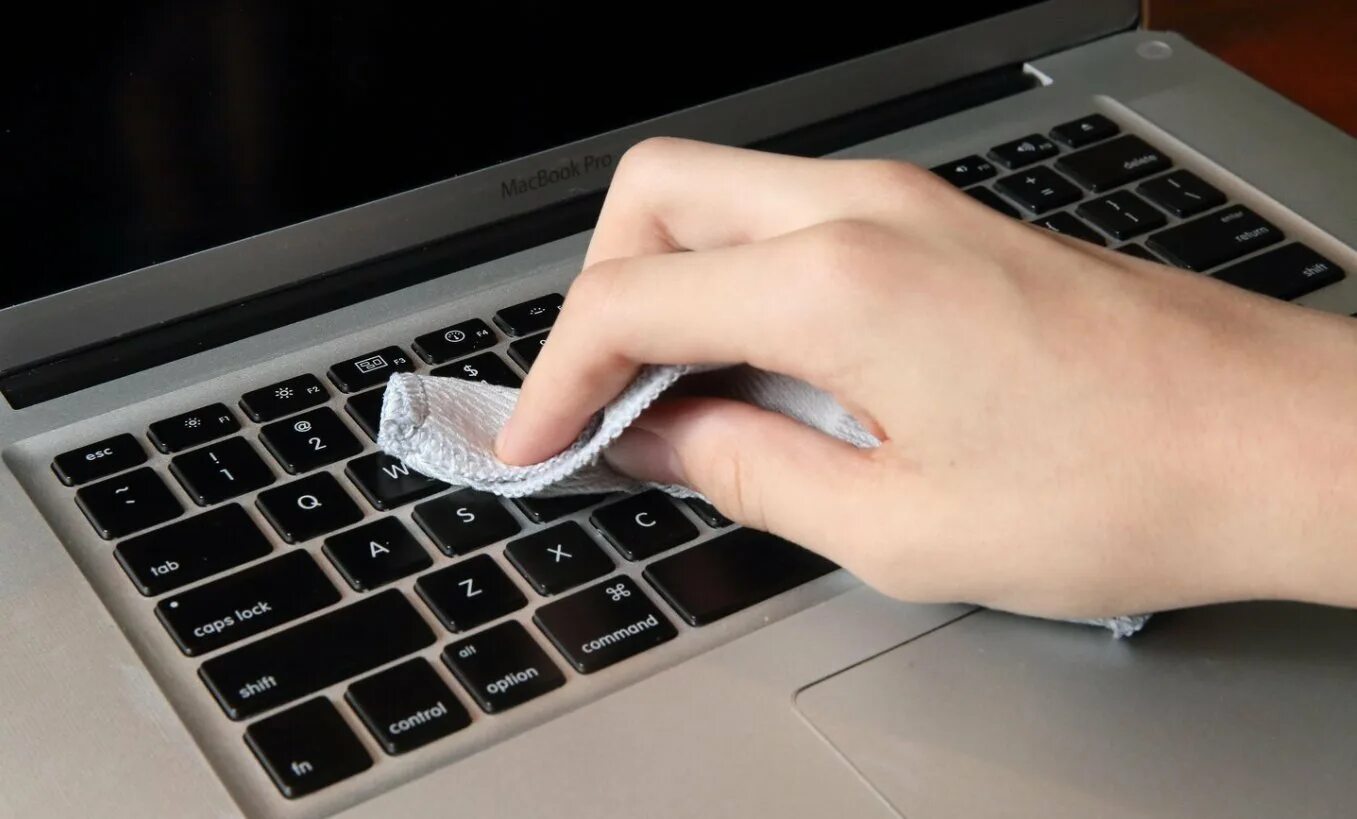 Чистка клавиатуры компьютера. Салфетка для ноутбука на клавиатуру. Hp envy 2019. Протирка клавиатуры. Удаленная клавиатура на ноутбук.