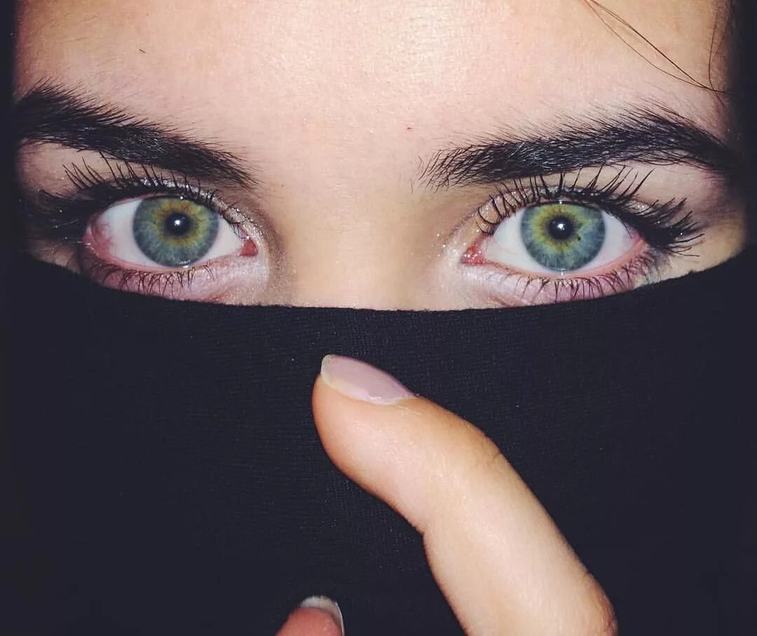 Красивые глаза. Глаза девушки. Только глаза девушки. Красивые только глаза девушки.