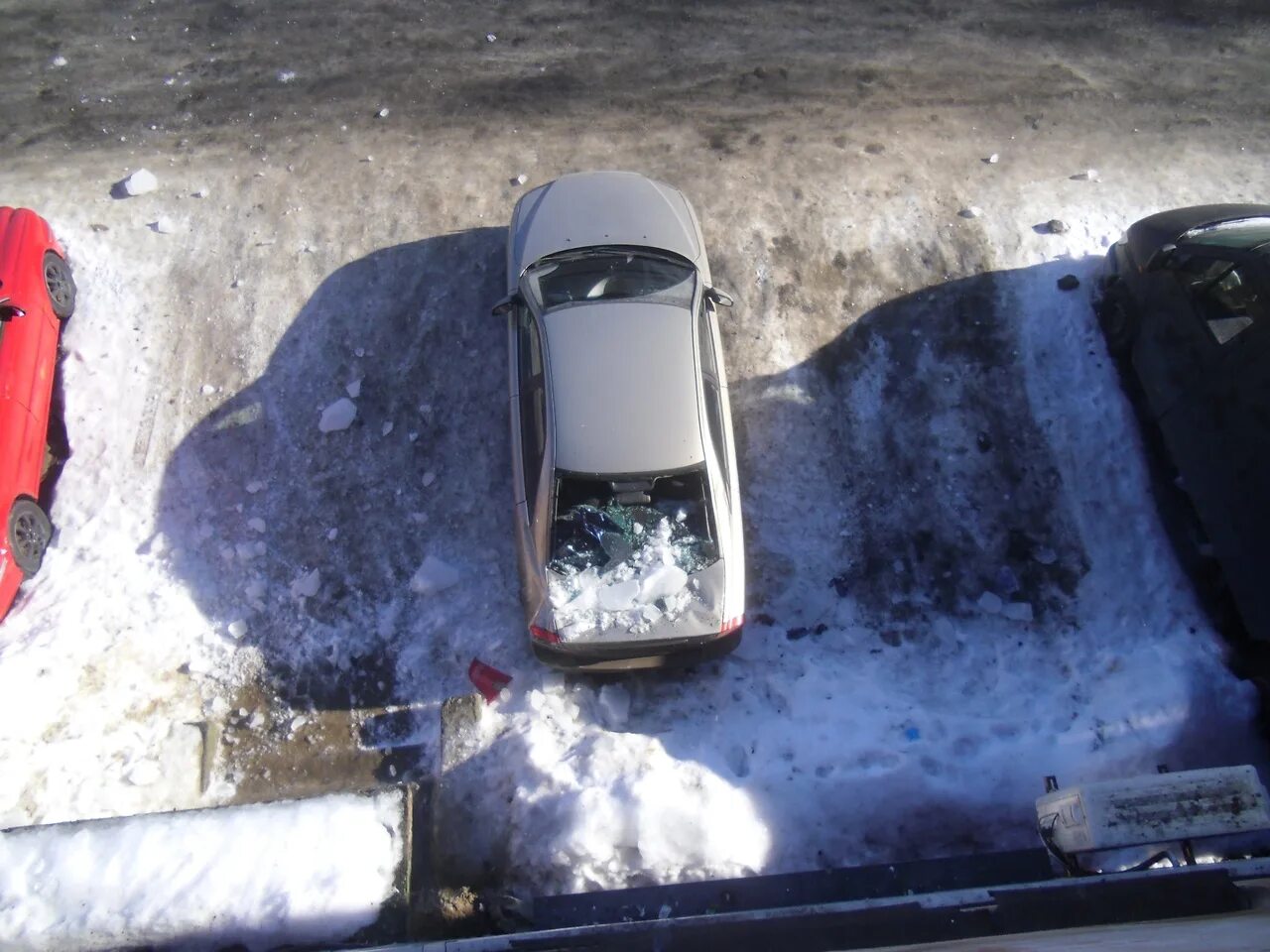 Разбило машину снегом с крыши. Припаркуйте машину. Разбитый крыша в машине.