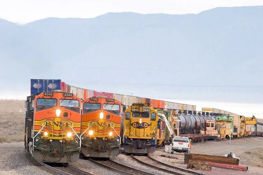 Железная дорога bnsf. Красивая железная дорога. Заброшенный скоростной поезд евростар. Фильм про жд мост и поезд. Мост памбан индия.