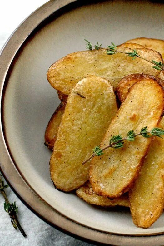 Овощи картофель. Картошка кружочками. Картошка жареная дольками. Картофель кружочками запеченный в духовке. Картошка тонкими кружочками в духовке.