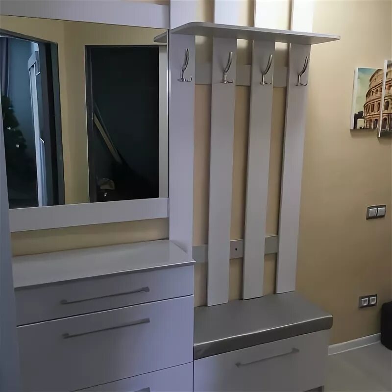 Вешалки в прихожей: для одежды с тумбой, фото углового и шкафа-купе в коридоре, 