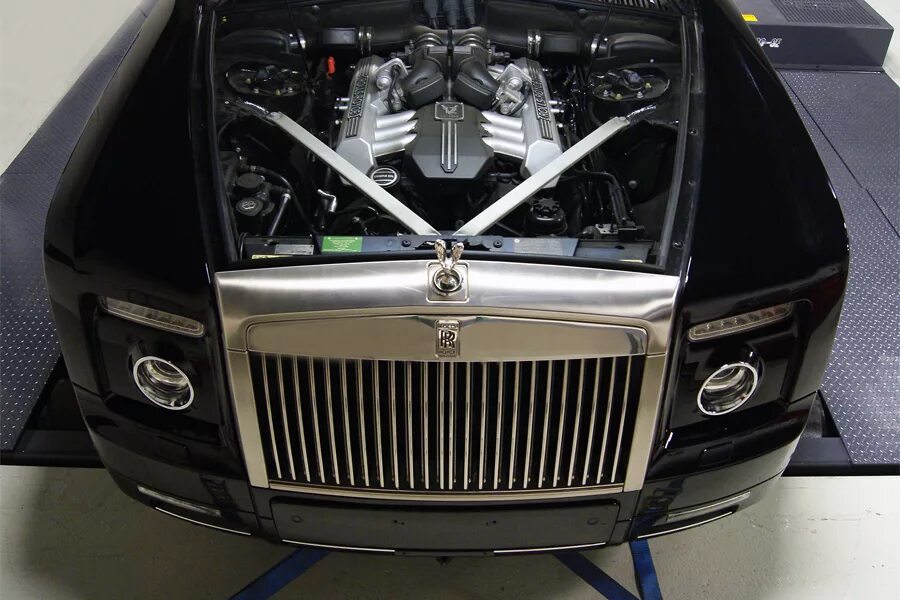 Двигатель роллс ройс. Rolls Royce Phantom двигатель. Rolls Royce v12. Rolls-Royce rr300. Подвеска Роллс Ройс Фантом.