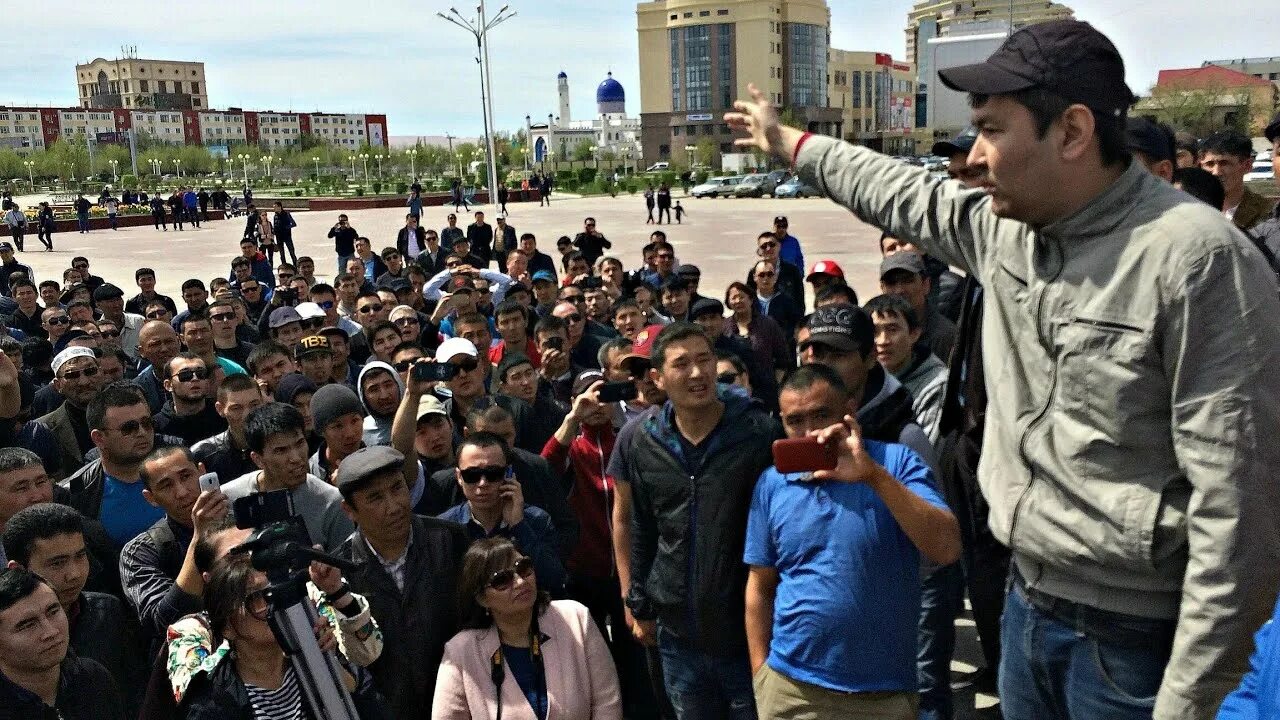 Что сейчас в казахстане. Митинги в Казахстане. Митингующие в Казахстане. Госпереворот в Казахстане. Революция в Казахстане.