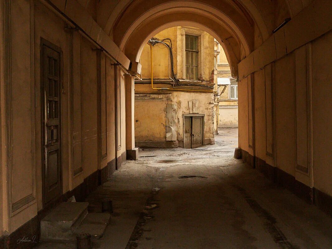 непарадный петербург васильевский остров. проходные дворы васильевского острова. проход под окнами. старинный коридор. анфилада арок на зверинской улице.