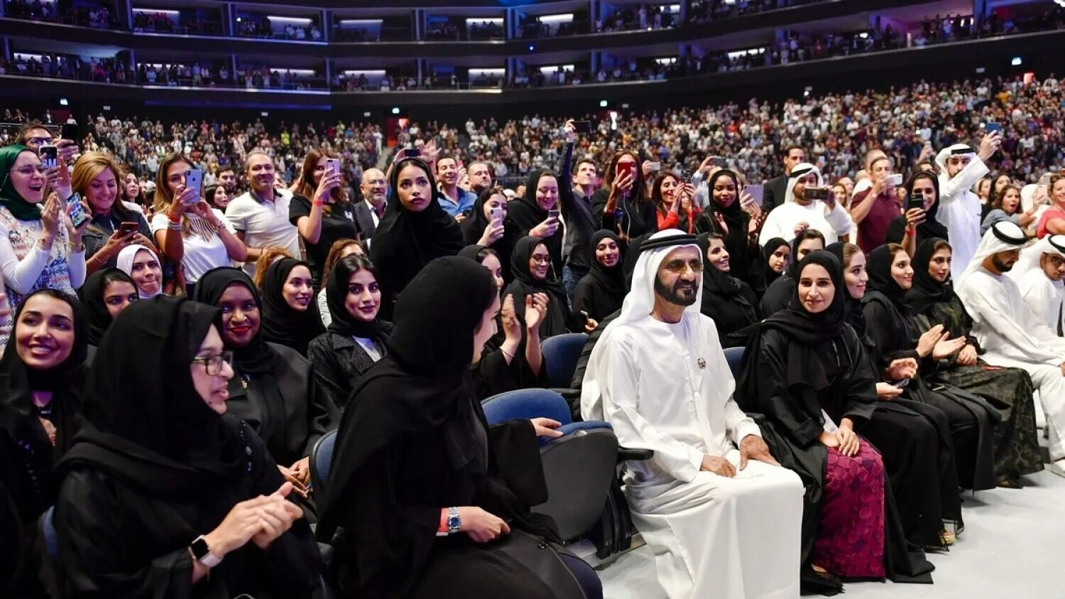 Жители ОАЭ. Жители Дубая. Арабские эмираты люди. Жители арабских Эмиратов.