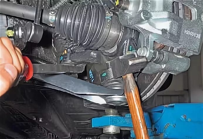 Солярис снимаем рычаг соляриса. Солярис снимаем рычаг соляриса. Hyundai solaris 2016 рычаг подвески открутить. Замена переднего рычага солярис. Сайлентблоки передние на солярис 2011.