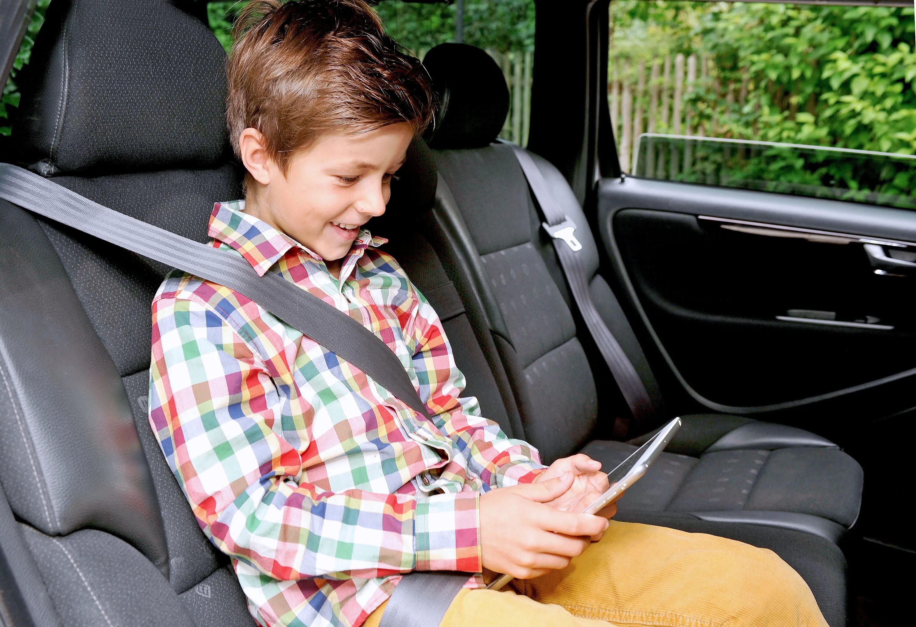 Безопасность ребенка на заднем сидение автомобиля. Детское кресло в машину. Ребенок на переднем сиденье автомобиля. Дети на переднем сиденье автомобиля без кресла. Автомобиль для детей.