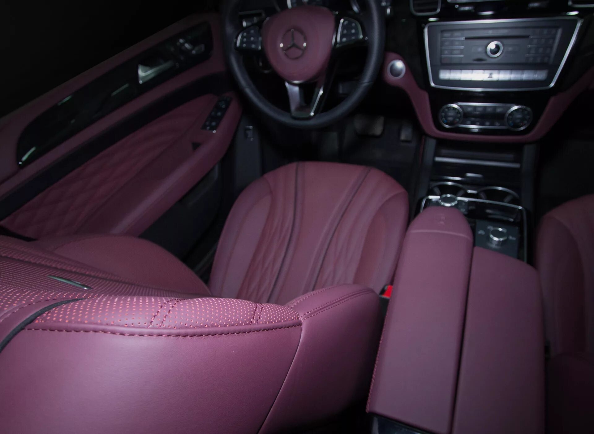 Мерседес бенц гле купе амг 63 салон. Мерседес бенц cls class. Салон алькантара chrysler. Mercedes cl class 2022 салон. Мерседес с красным кожаным салоном.