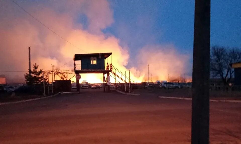 Снимки текстильщик донецк. Разрушение на текстильщике донецк. Обстрел микрорайона текстильщик в донецке. Текстильщик рынок донецк обстрел. Обстрел текстильщик донецк 2015.