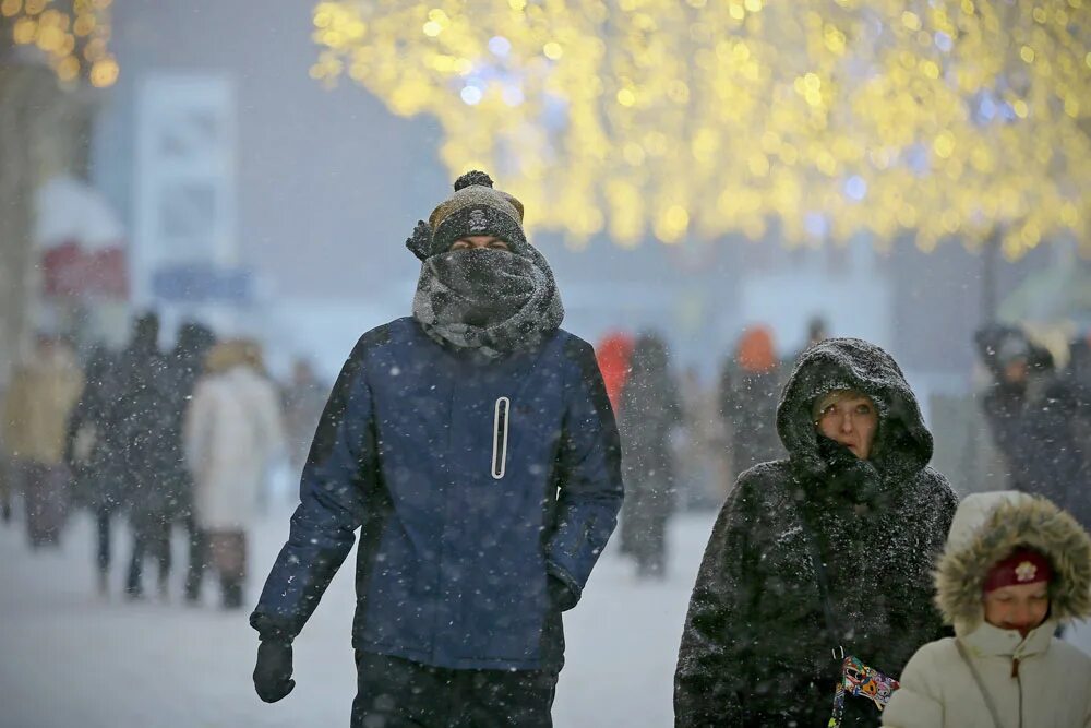 В каких городах россии теплые зимы. Сильный Мороз. Аномальные Морозы. Аномальный холод. Люди зимой.