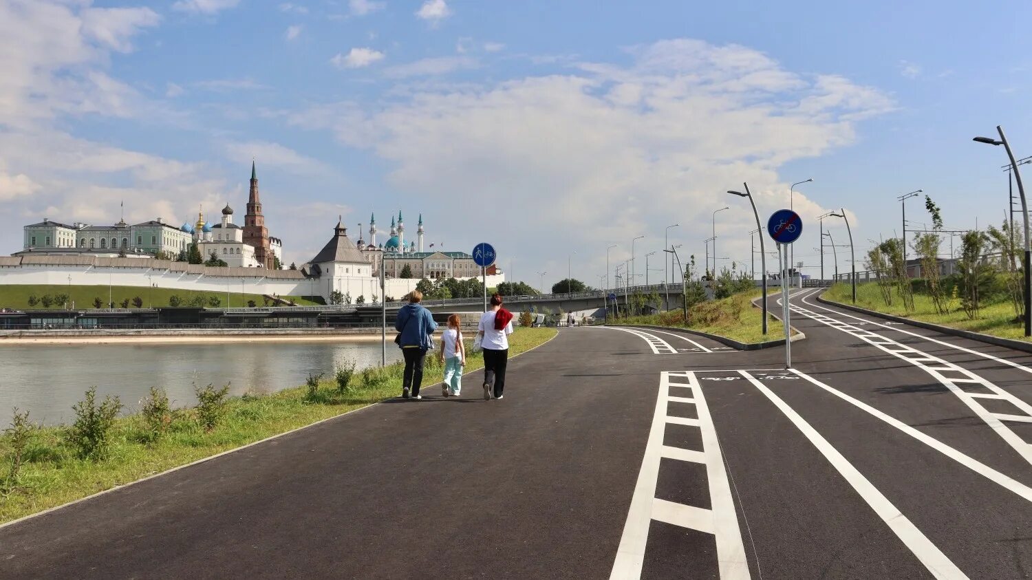 Вдоль кремлевской. Кремлевская дамба Казань. Новая велодорожка Кремлевская дамба. Казань набережная. Кремлевская набережная Казань.