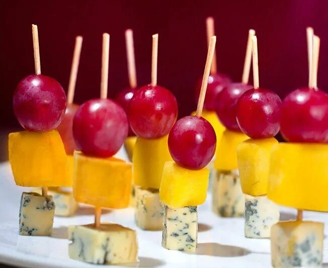 Канапе на Новый год 2025: простые и вкусные рецепты на шпажках Food, Recipes, Mi