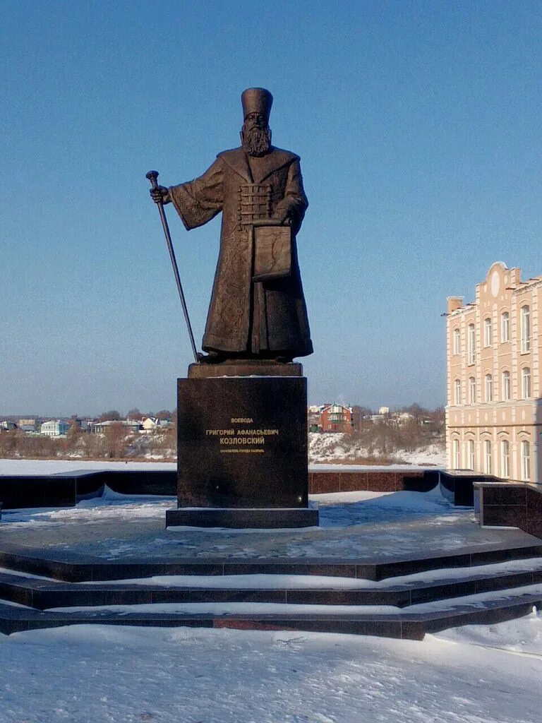 Памятник историческому деятелю в россии. Памятник Козловскому в Сызрани. Памятник Воеводе Григорию Козловскому в Сызрани. Сызрань памятник Воеводе.