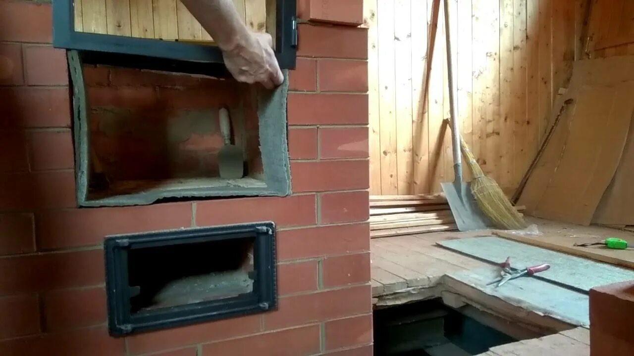 Футеровка топки кирпичной печи. Реконструкция старой печи в доме. Реконструкция печи из кирпича. Кладка печей. Крепление дверки в печи.