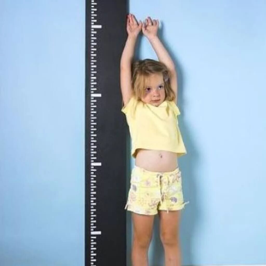 Ребенок отстает на неделю. Ребенок растет. Измерение роста ребенка. Измерение роста и веса ребенка. Ребенок измеряет рост.