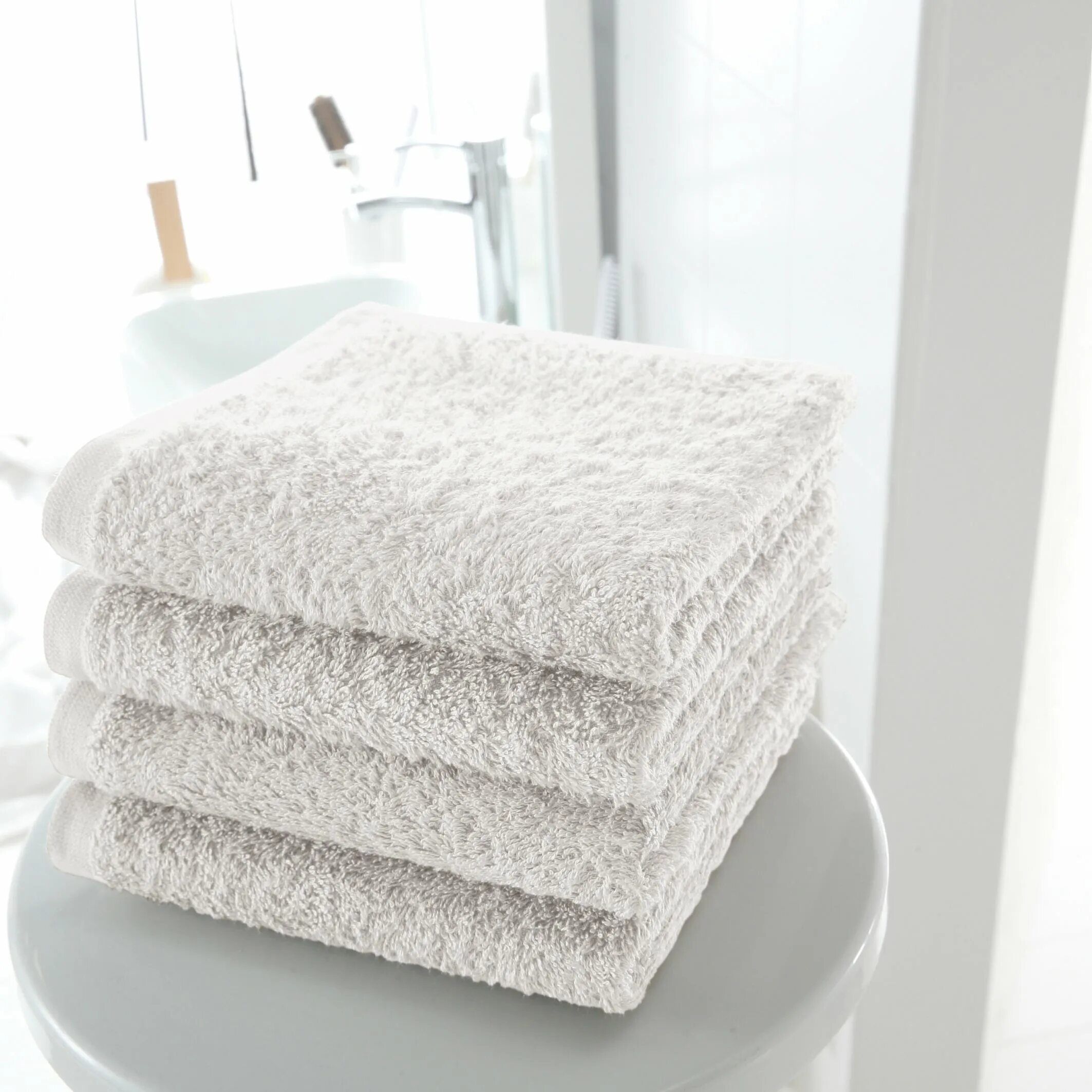 Объем полотенца. Как выбрать полотенце. Как подобрать полотенца в ванную. Какое полотенце подобрать под бежевую ванную.