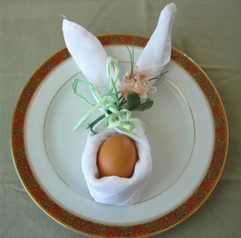 Украшение стола яйцами. Украшение стола на Пасху. Декор пасхального стола. Украшения из яиц. Пасхальный декор сервировка.