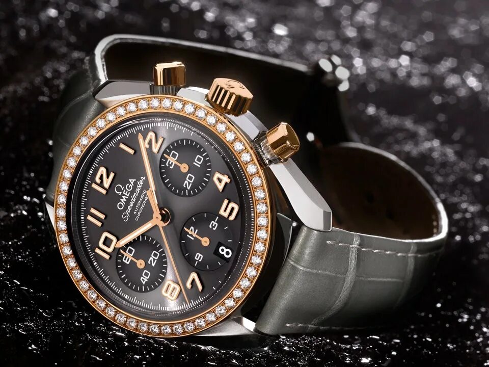 Watches website. Часы Omega Speedmaster. Стильные часы. Красивые мужские часы. Наручные часы на черном фоне.