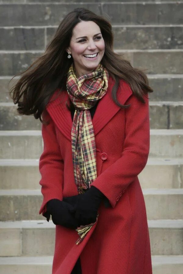 Какой шарф подобрать к пальто. Soкейт Мидлтон красное пальто. Кейт Мидлтон в Красном пальто. Кейт Миддлтон в Красном пиджаке. Кейт Миддлтон в пальто с шарфом.