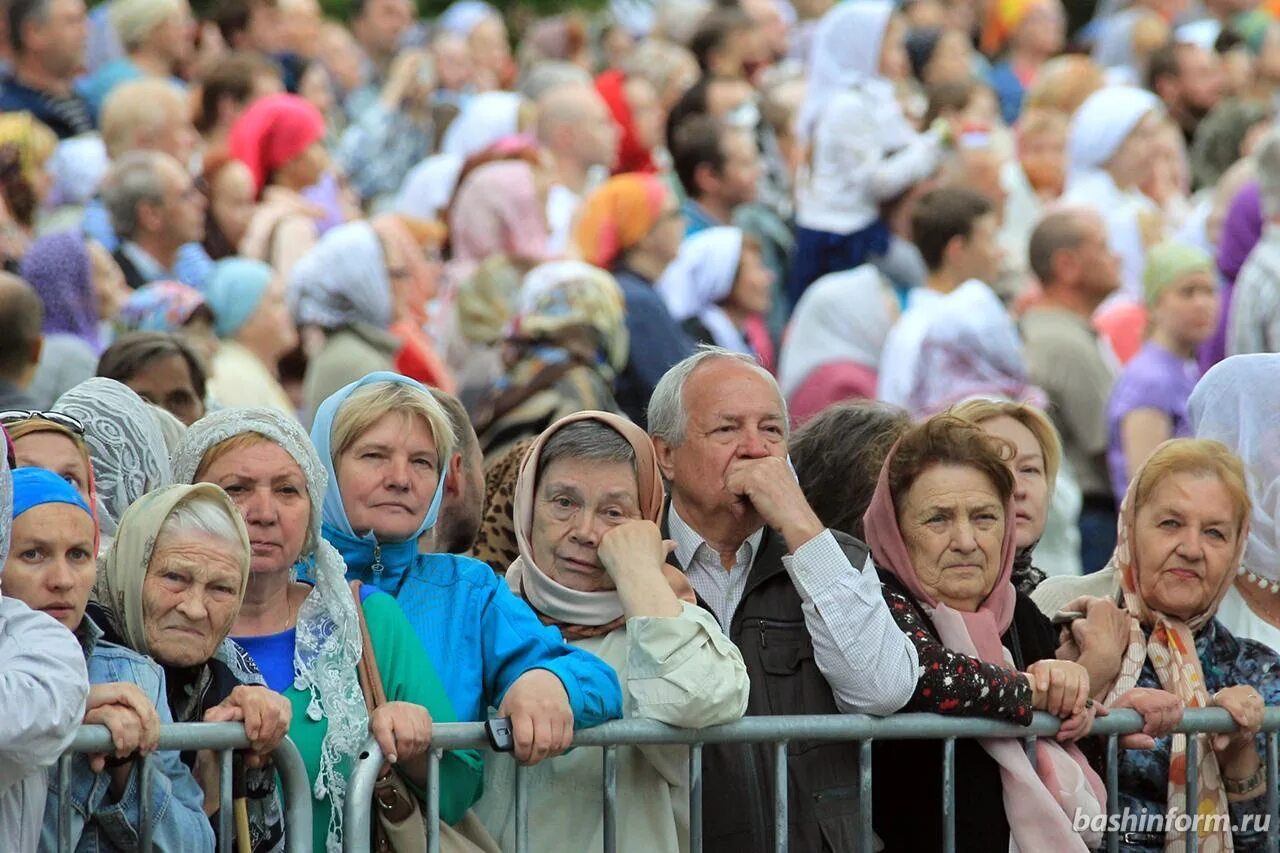 Пенсионный возраст снизят последние новости на сегодня. Пенсионеры в России. Русские пенсионеры. Толпа пенсионеров. Старики в России.