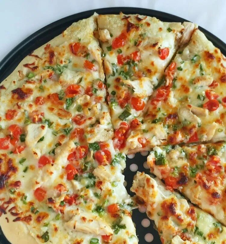 Испечь пиццу дома. Начинка для пиццы. вкусная пицца. пицца домашнего приготовления. пицца самодельная.