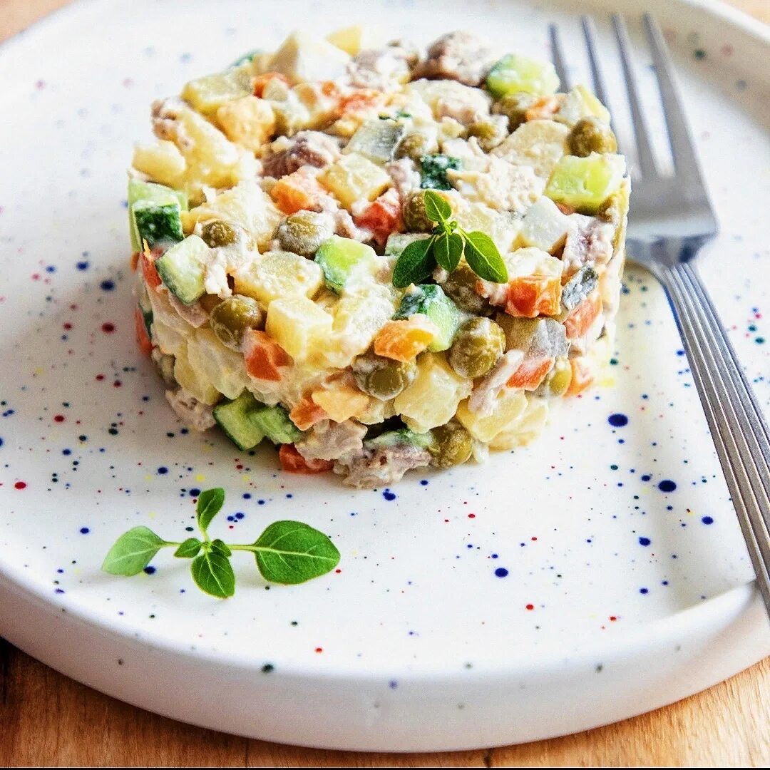 Оливье сколько. Оливье с индейкой. салават оливье. salat оливье. салат оливье с курицей.