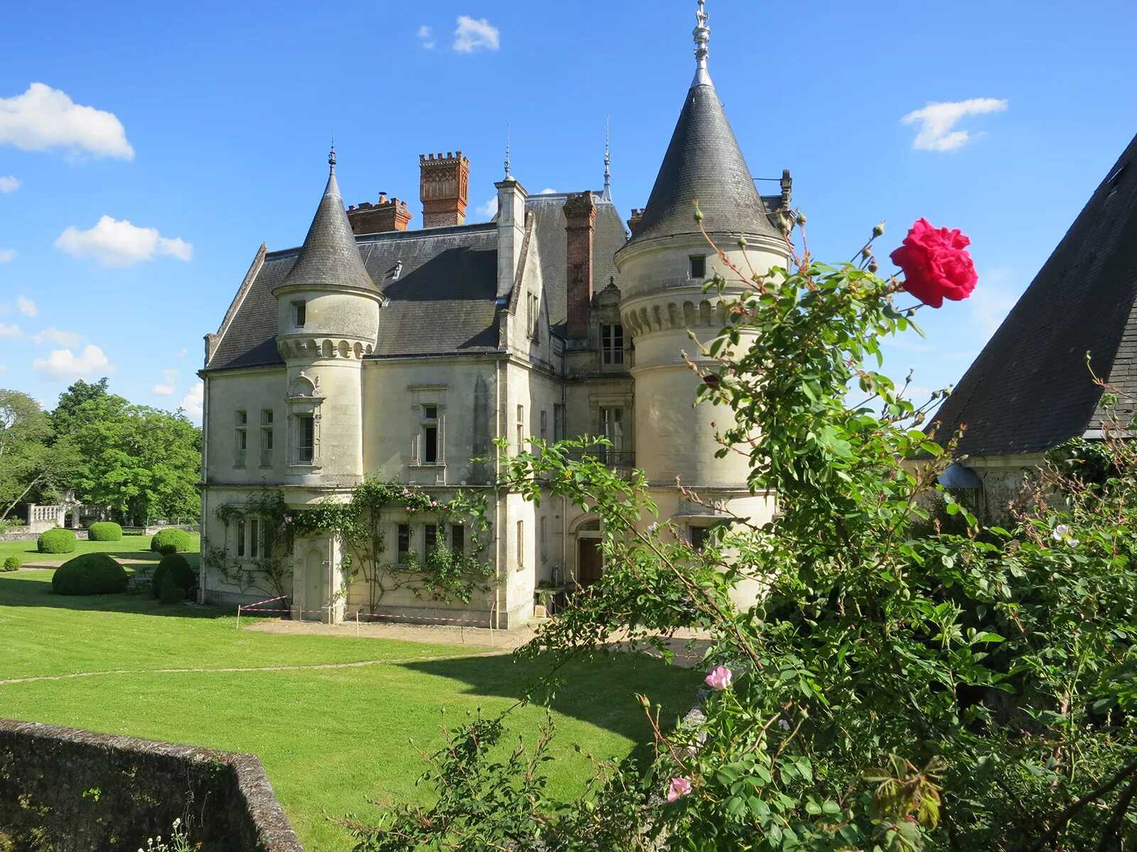 Шато девуз франция. Замок Бурдезьер Франция. Замок Веррери Франция. Замок Ле Шато де Виньи. Шато Франция.