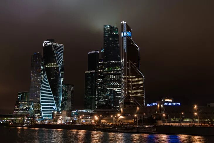 Набережная тараса шевченко москва. Москва сити с набережной тараса шевченко. Москва сити с набережной тараса шевченко. Москва набережная тараса. Краснопресненская набережная мост багратион.