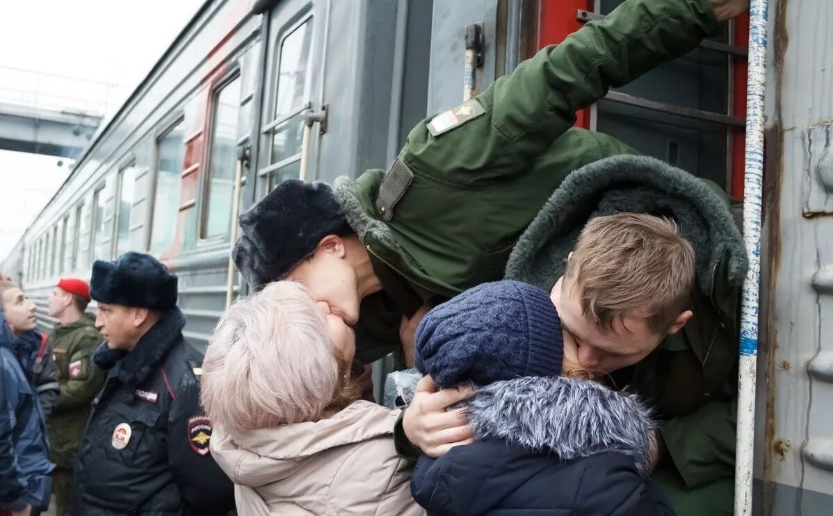 Проводы военнослужащих. Проводы на вокзале. Мобилизация. Проводы призывников.