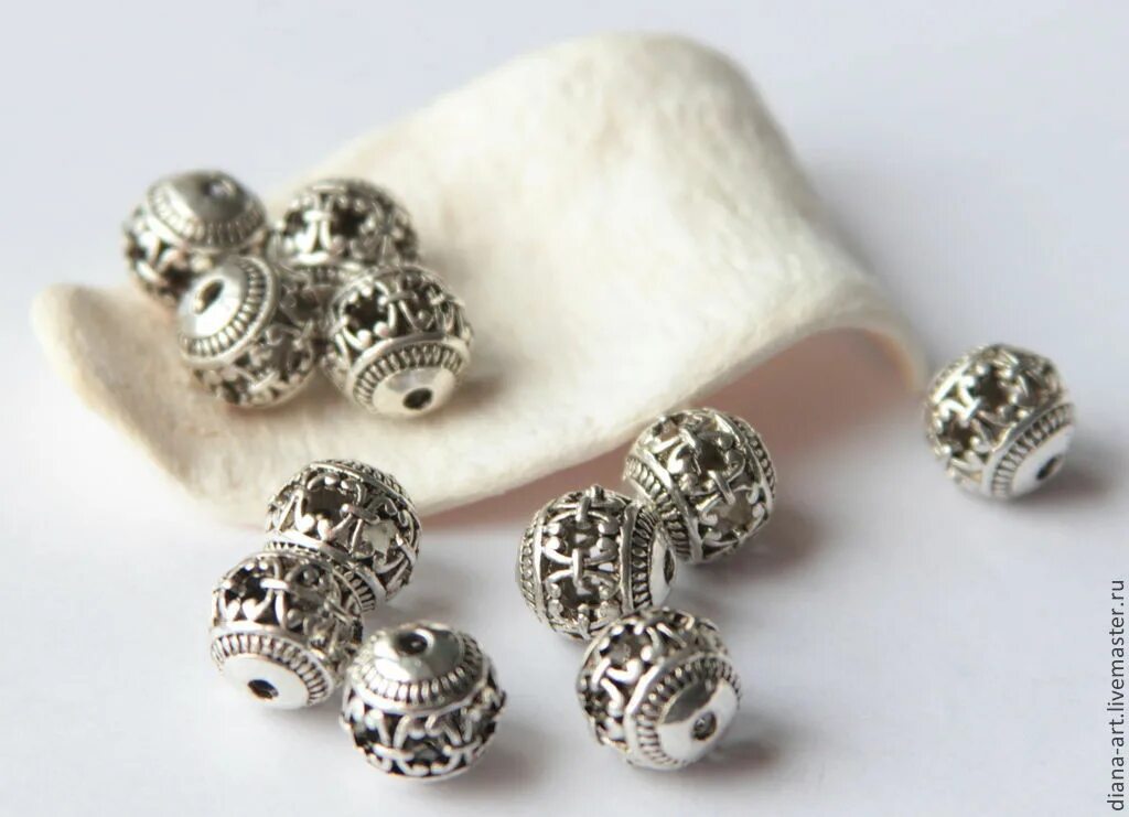 Лэмпворк бусины дзи. Бусины с буквами. Серебряный браслет с бусинами. Бусина москва. Бусина дзи 3 глаза.