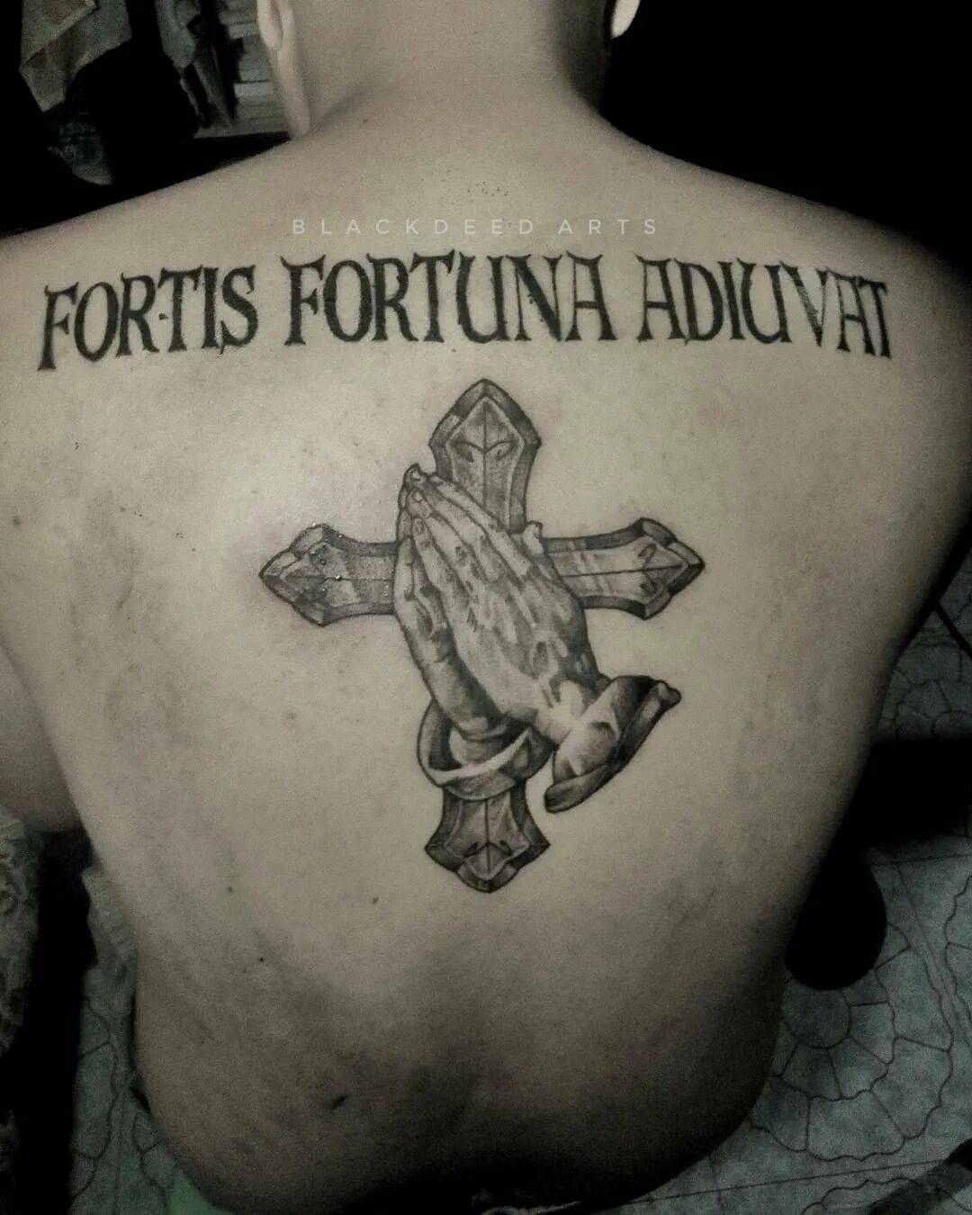 Fortes fortuna adjuvat тату джон уик. Удача смелым. Смелым судьба помогает. Fortuna fortuna adjuvat джон уик. Смелым судьба помогает.