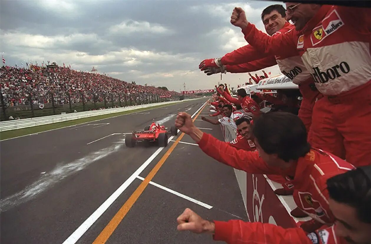 Саморуков, дмитрий андреевич. Британский гонщик «мерседеса» льюис хэмилтон. Самый быстрый гонщик. Пилот себастьян феттель. Айртон сенна да силва.