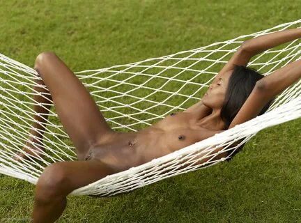 Порнуха в гамаке и на кожаном диване 