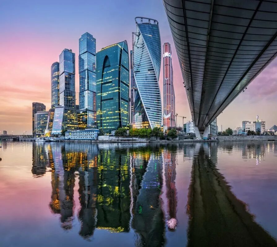 Башня око 30 этаж. Москва сити рухнет. Две башни стеклянные москва. Москва сити стена. Москва сити стена.