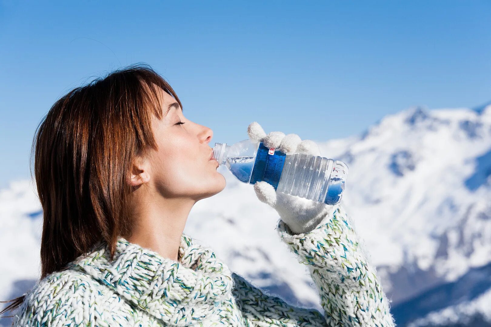 Девушка с кофе зимой. Пить воду зимой. Зима пьют воду. Девушка пьет. Бутылка воды зима.