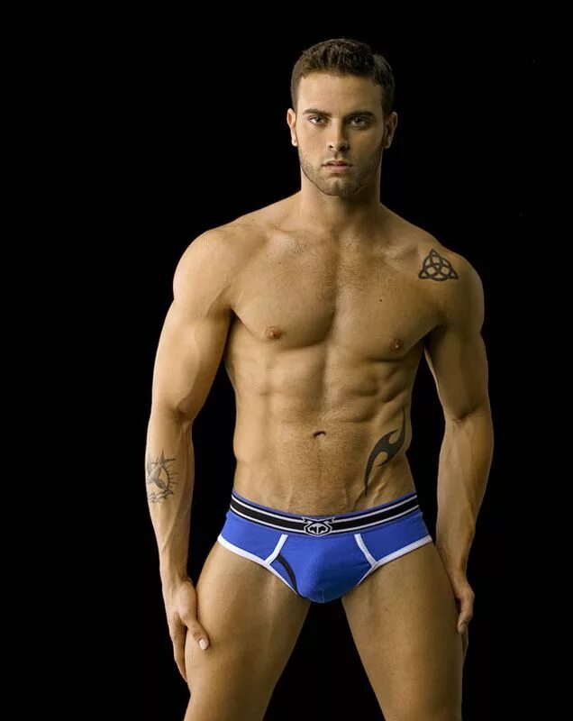 Два мужчины на пляже. Голубоглазый блондин в плавках. Покажите голубых мужиков. Юноши на пляже обнимаются. Голубые парни.