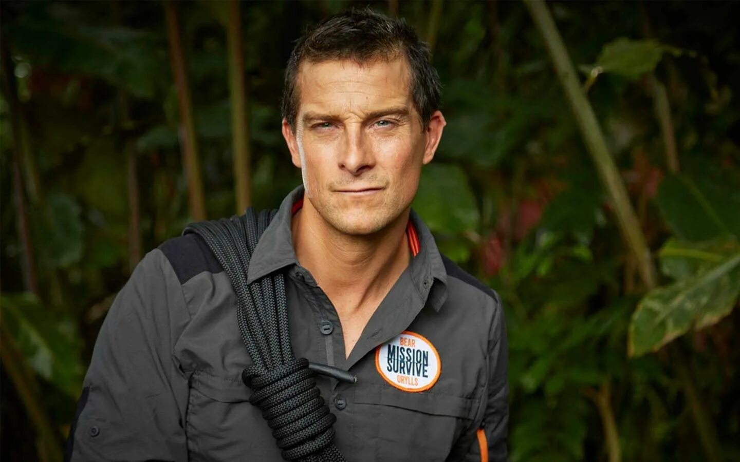 Беар гриллс 2006. Беар гриллс 2006. Выживальщик беар гриллс. Беар гриллс остров. Беар гриллс.